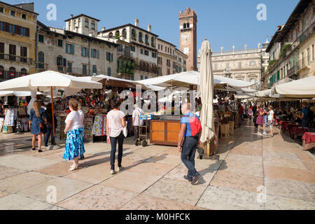 Shopping dans la rue Market, Piazza delle Erbe, Vérone, Vénétie, Italie Banque D'Images