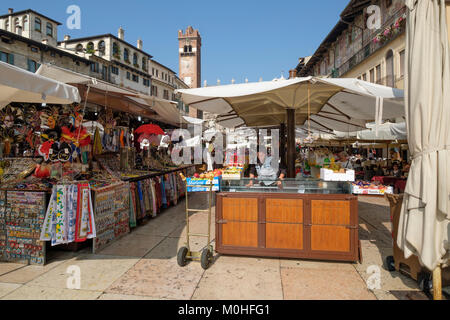 Shopping dans la rue Market, Piazza delle Erbe, Vérone, Vénétie, Italie Banque D'Images