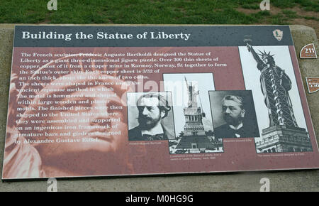 Plaque commémorative : la construction de la Statue de la liberté avec des photos de son intérieur, de la construction et de sculpteurs et architectes Alexandre-Gustave Eiffel et Frédéric- Banque D'Images