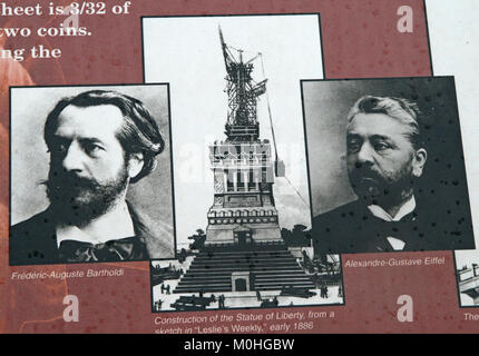 Plaque commémorative : la construction de la Statue de la liberté avec des photos de son intérieur, de la construction et de sculpteurs et architectes Alexandre-Gustave Eiffel et Frédéric- Banque D'Images