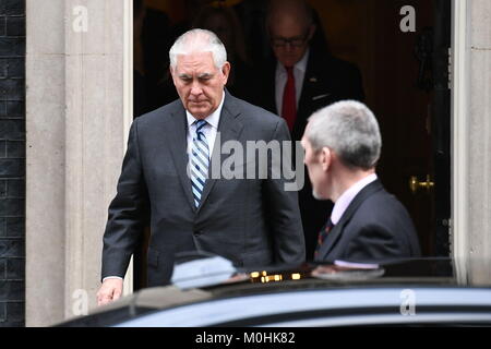 Le secrétaire d'Etat américain Rex Tillerson (à gauche) laisse 10 Downing Street, Londres, à la suite des entretiens avec le premier ministre Theresa May. Banque D'Images
