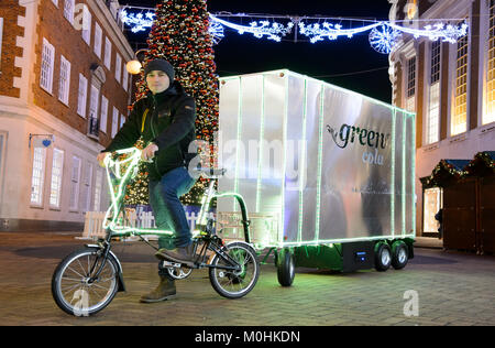 À la suite d'appels plus tôt ce mois-ci pour l'iconique camion Coca-Cola d'être interdit de distribuer des boissons sucrées à l'approche de Noël, un inventeur farfelu a décidé de construire une version zéro émission d'offrir une alternative plus saine. Bénéficiant d''un espace de chargement plus qu'un régime de transit Courier van, Yannick basée à Londres Lire croit que sa remorque de vélo est le plus important au monde. L'intérieur est une cargaison de Green Cola, une boisson ne contenant pas de produits chimiques indésirables, additifs et conservateurs. Le géant vert 6-roues remorque Cola est construit en aluminium et est suffisamment léger pour être remorqué par un petit foldin Banque D'Images