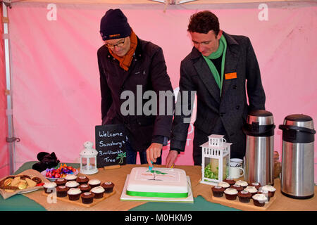 Sainsbury's célèbre un jalon clé cette semaine comme le trois millionième arbre est planté à travers son partenariat avec le Woodland Trust. L'arbre sera planté dans un régiment d'arbres 'comme un rappel poignant à une inspection des troupes 1915 par Lord Kitchener - à Langley Vale Wood, Surrey. Elle fait partie d'un événement spécial à laquelle ont participé de hauts responsables, y compris Sainsbury's Group CEO Mike Coupé, Directeur de Sainsbury's et de la marque Judith Batchelar Woodland Trust's chair La baronne Young de vieux Scone. Sainsbury's collègues auront également l'occasion de planter des arbres sur le site, y compris C Banque D'Images