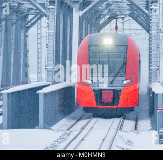 Train à grande vitesse se déplace à travers le pont. Banque D'Images