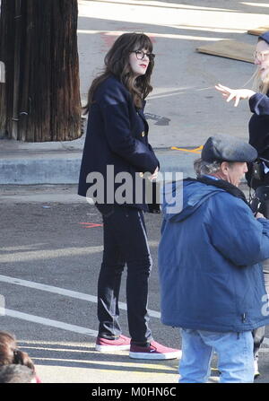 Zooey Deschanel exclusive sur le plateau du tournage 'New Girl' Featuring : Zooey Deschanel Où : Los Angeles, California, United States Quand : 21 Déc 2017 Crédit : WENN Banque D'Images