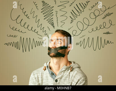 Jeune homme avec la bouche et les lignes autour de sa tête Banque D'Images