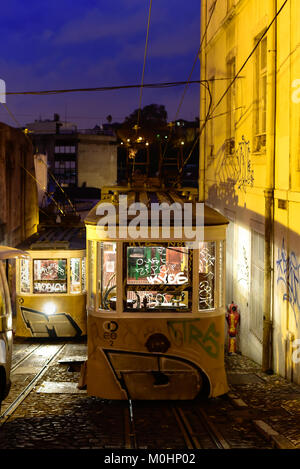 Lisbonne, Portugal - 10 décembre 2017 : Ancien Tramway historique dans les rues de l'Alfama district de Lisbonne Banque D'Images