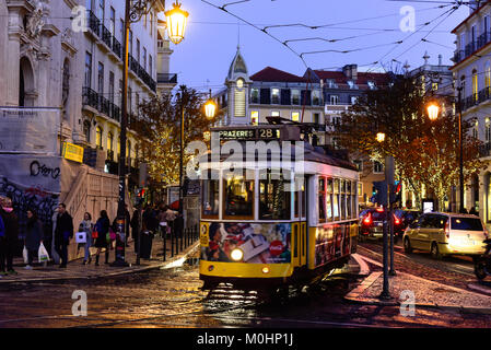 Lisbonne, Portugal - 11 décembre 2017 : Ancien Tramway historique dans les rues de l'Alfama district de Lisbonne Banque D'Images