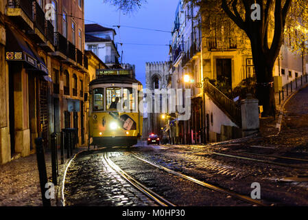 Lisbonne, Portugal - 14 décembre 2017 : Ancien Tramway historique dans les rues de l'Alfama district de Lisbonne Banque D'Images