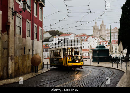 Lisbonne, Portugal - 14 décembre 2017 : Ancien Tramway historique dans les rues de l'Alfama district de Lisbonne Banque D'Images