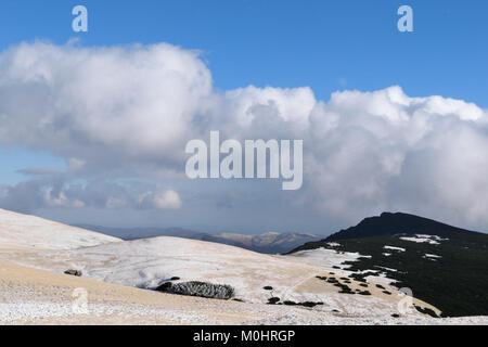 Vue panoramique des montagnes des Carpates contre ciel clair bleu Banque D'Images