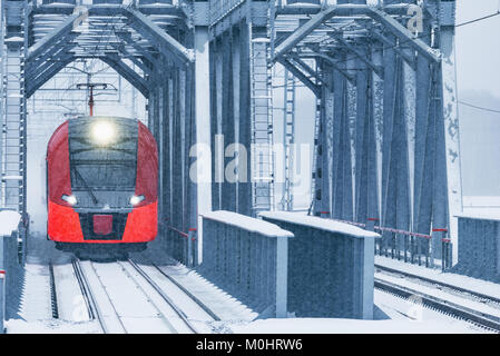 Train à grande vitesse se déplace à travers le pont. Banque D'Images