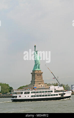 Miss New Jersey island ferry par Cruises-Hornblower Statue Cruises et événements en face de la Statue de la liberté, Liberty Island, New York Harbor, New Yor Banque D'Images