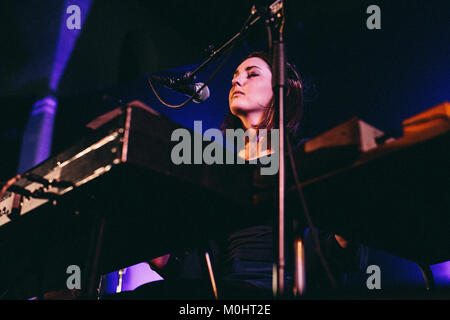 La renommée internationale chanteur, musicien et auteur-compositeur Majke Voss Romme est mieux connu sous son nom de scène Broken Twin. Ici, elle effectue un concert live au festival de musique Festival danois Frost 2013 à Copenhague. Le Danemark, 01/03 2013. Banque D'Images