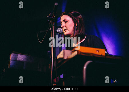 La renommée internationale chanteur, musicien et auteur-compositeur Majke Voss Romme est mieux connu sous son nom de scène Broken Twin. Ici, elle effectue un concert live au festival de musique Festival danois Frost 2013 à Copenhague. Le Danemark, 01/03 2013. Banque D'Images