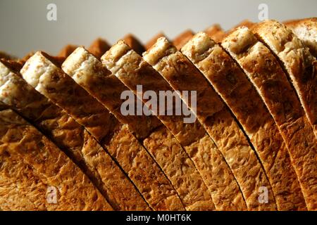 La photo en gros plan d'une miche de pain de blé en tranches Banque D'Images