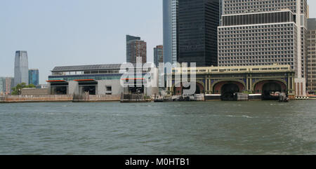 Le Staten Island Ferry Terminal Whitehall et la batterie, Bâtiment Maritime Ferry Sud domaine de Lower Manhattan, New York City, New York State, USA. Banque D'Images