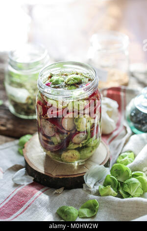 Pot plein de légumes fermentés. Banque D'Images