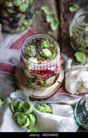 Pot plein de légumes fermentés. Banque D'Images