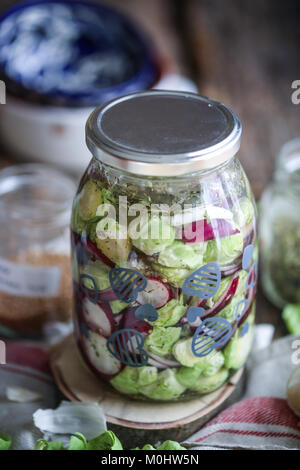 Pot plein de légumes fermentés. Banque D'Images