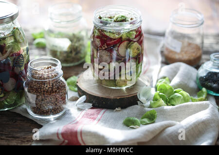 Pot plein de légumes fermentés. Banque D'Images