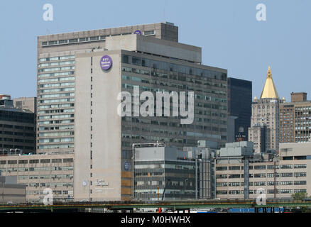 NYU Medical Center Tisch Hospital (université/école de l'hôpital d'apprentissage ainsi) vue depuis un ferry sur l'East River, New York, État de New York, États-Unis Banque D'Images