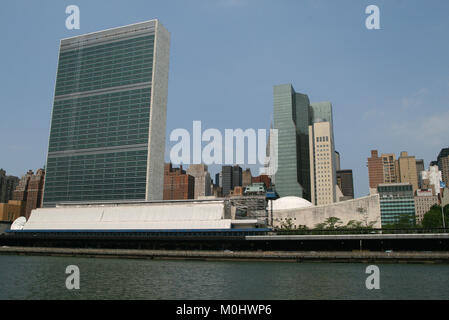 Vue sur le siège de l'Organisation des Nations Unies et les 1 United Nations Plaza (AKA DC-1 et DC-2) avec le Chrysler Building à l'arrière-plan, vu depuis une f Banque D'Images