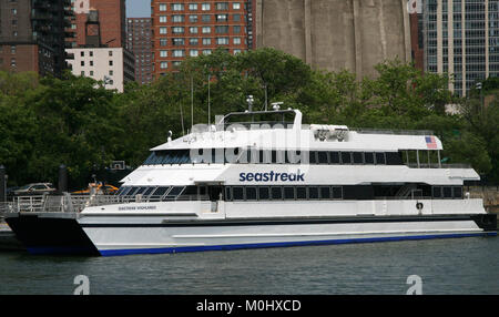 Les Highlands Seastreak Ferry sur l'East River, de l'Upper East de Manhattan, New York City, New York State, USA. Banque D'Images