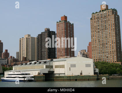 Les hautes terres de l'Atlantique New Jersey Seastreak Ferry Boat à la 91 Street Ministère de l'assainissement en s'appuyant sur l'East River, de l'Upper East Manhattan, N Banque D'Images