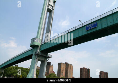 Les salles Island Bridge, alias la 103e Rue passerelle, passerelle piétonnière au-dessus de la rivière Harlem entre l'île de Manhattan et l'île de pupilles, New Y Banque D'Images