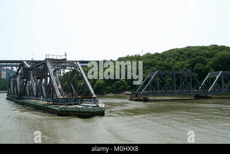 Le Spuyten Duyvil Bridge près du pont Henry Hudson, Spuyten Duyvil Creek, Harlem River, la pointe de Manhattan/le Bronx, New York City, New Y Banque D'Images