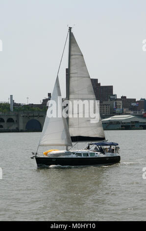 Petit yacht dans près de la rivière (Parc d'état construit au-dessus de la rivière du Nord), l'usine de traitement des eaux usées de la rivière Hudson, Upper Manhattan, New York City, N Banque D'Images