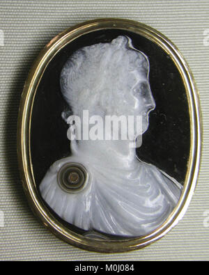 Un buste en marbre de l'empereur Hadrien du IIe siècle après JC, abrité au Metropolitan Museum of Art. La sculpture représente l'empereur romain avec un réalisme caractéristique et est un exemple important de portrait impérial de la Rome antique. Banque D'Images