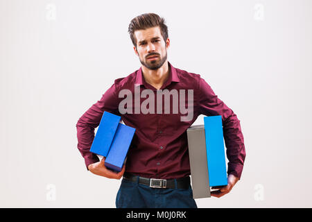 Portrait de jeune homme d'affaires qui est motivé et surchargé. Banque D'Images
