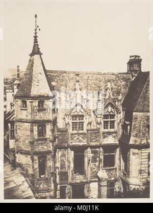 Le Hôtel du Bourgtheroulde à Rouen, en Normandie, est un manoir du XVIe siècle combinant des éléments gothiques flamboyants et de la Renaissance française, construit par la famille le Roux vers 1505-1525, avec la Galerie d’Aumale et des bas-reliefs sculptés représentant la rencontre de 1520 connue sous le nom de champ du tissu d’or entre François Ier et Henry VIII. :contentReference[oaicite :5]{index=5} Banque D'Images