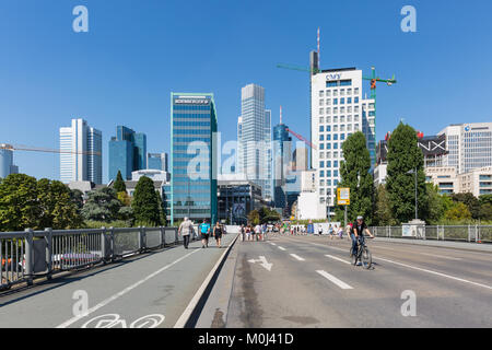 La Ville de Francfort, les gens marcher et faire du vélo à travers pont Untermainbrücke, édifices en arrière-plan, Frankfurt am Main Allemagne Banque D'Images