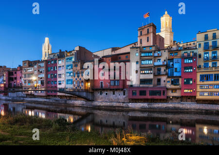 Ville de la vieille ville de Gérone maisons riverside au crépuscule en Catalogne, Espagne. Banque D'Images