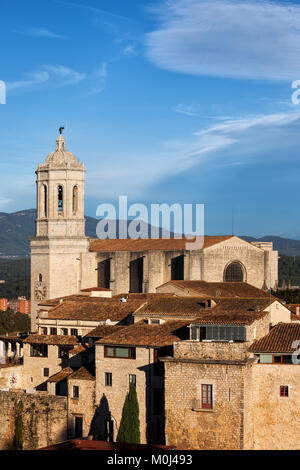 L'architecture historique de la ville de Gérone, la cathédrale Sainte Marie de au-dessus de la vieille ville de Gérone, Catalogne, Espagne. Banque D'Images