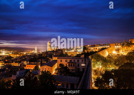 Paysage urbain crépuscule de Gérone, ville paysage urbain pittoresque en Catalogne, Espagne. Banque D'Images