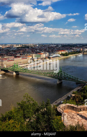 Ville de Budapest en Hongrie, vu de la colline Gellert, pont de la liberté sur le Danube Banque D'Images