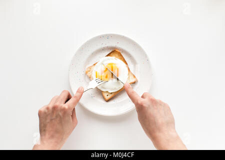 Le petit-déjeuner avec œufs frits sur toast Banque D'Images