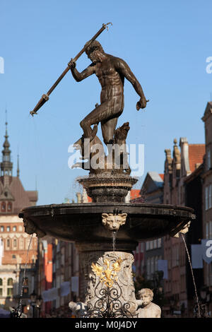 Fontaine de Neptune (Fontanna Neptuna) dans la ville de Gdansk, Pologne. Dieu de la mer, statue en bronze coulé en 1615. Banque D'Images