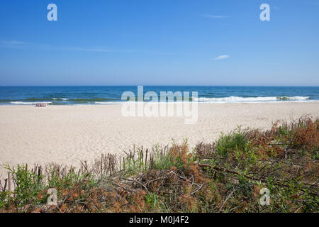 Plage de sable blanc sur la côte sud de la mer Baltique à Wladyslawowo resort town en Pologne. Banque D'Images