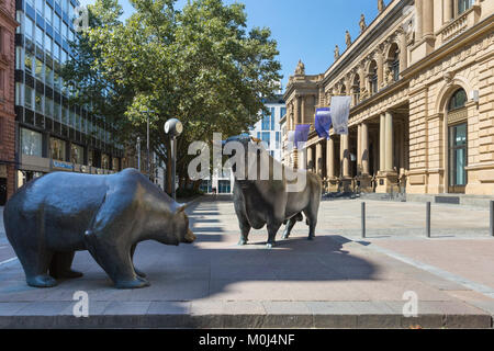 Le taureau et l'Ours de bronze sculpture, les chiffres en face de la bourse allemande, Francfort, Allemagne Banque D'Images
