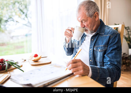 Man manger le petit déjeuner à la maison. Banque D'Images