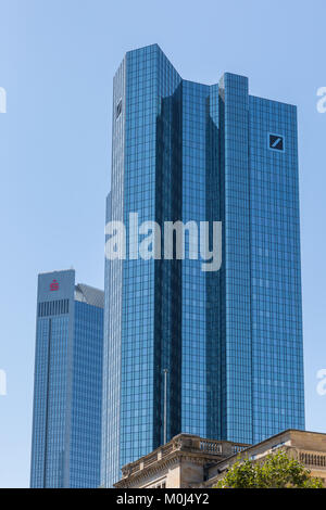 Siège de la Deutsche Bank Banque Sparkasse avec bâtiment en arrière-plan, du quartier financier, Francfort, Allemagne Banque D'Images