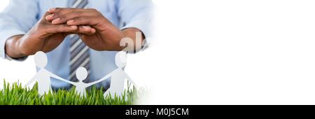 Paper Cut out Famille avec le businessman's hand protection Banque D'Images