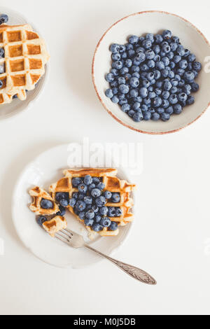 Composition de gaufres et les bleuets dans les assiettes pour le petit déjeuner Banque D'Images