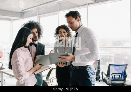 Jeune équipe de collègues de faire de l'excellente discussion réunion Banque D'Images