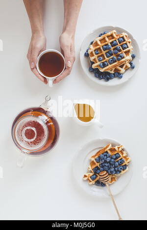 Vue de dessus du délicieux petit déjeuner composé de gaufres et un plateau de femmes Banque D'Images